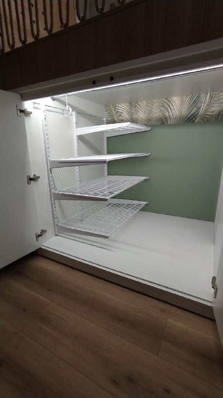 Белая прямая гардеробная с деревом и подсветкой, ~1,5×0,8 м, фото 1