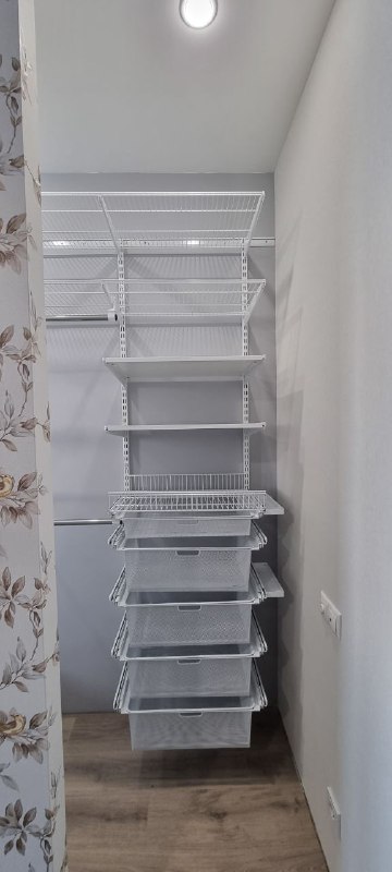 Белая прямая гардеробная с гладильной доской, ~1,8×2,5 м, фото 3
