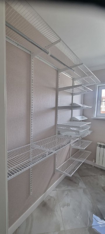 Белая прямая гардеробная с гладильной доской, фото 2