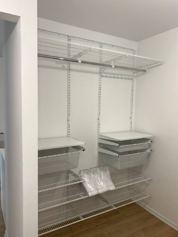 Белая прямая гардеробная с полками для обуви, фото 1