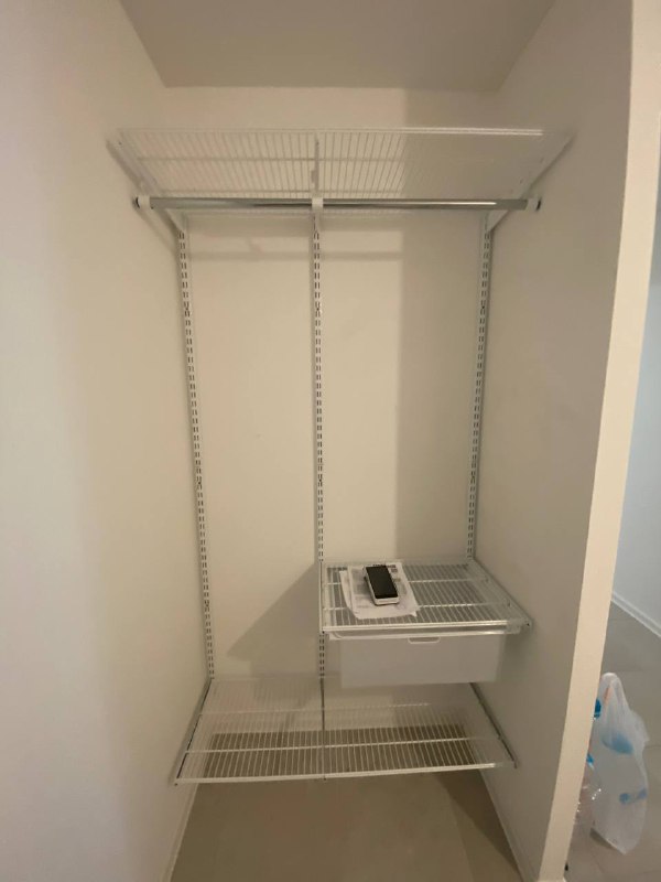 Белая прямая гардеробная с выдвижными корзинами, фото 1