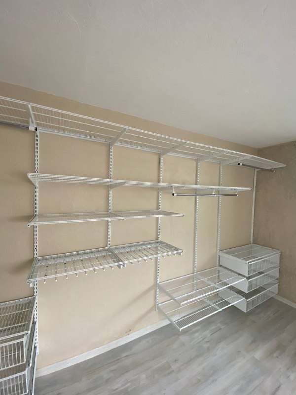 Белая прямая гардеробная с выдвижными корзинами, фото 2