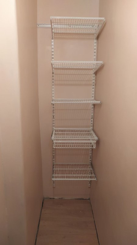 Белая прямая гардеробная с выдвижными корзинами, ~0,9×1,5 м, фото 1