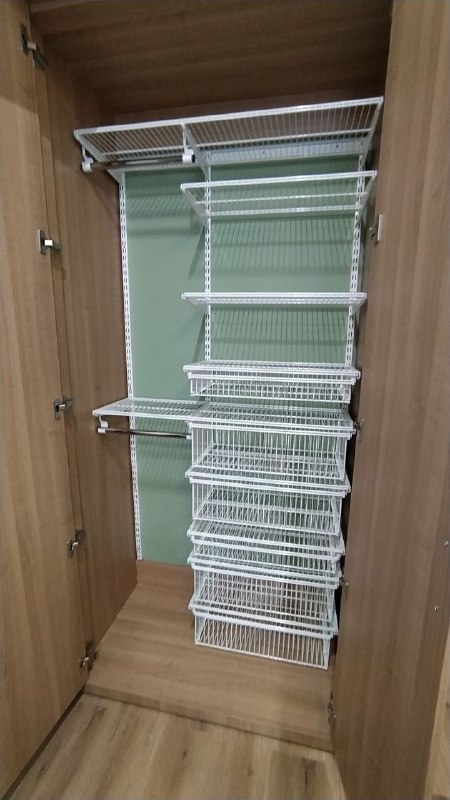 Белая прямая гардеробная с выдвижными корзинами, фото 1