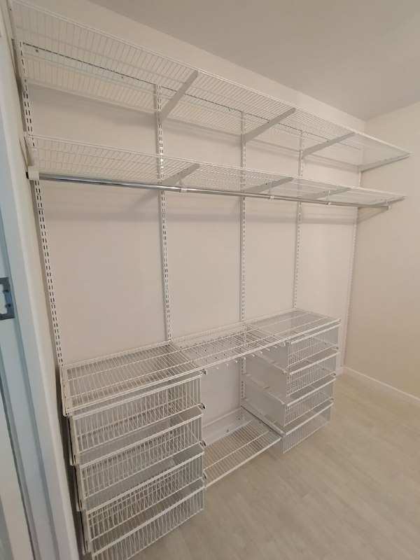 Белая прямая гардеробная с выдвижными корзинами, ~3×2,4 м, фото 1