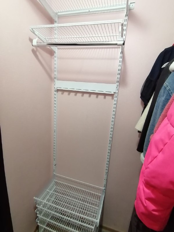 Белая прямая гардеробная с выдвижными корзинами, ~1,3×1,5 м, фото 1