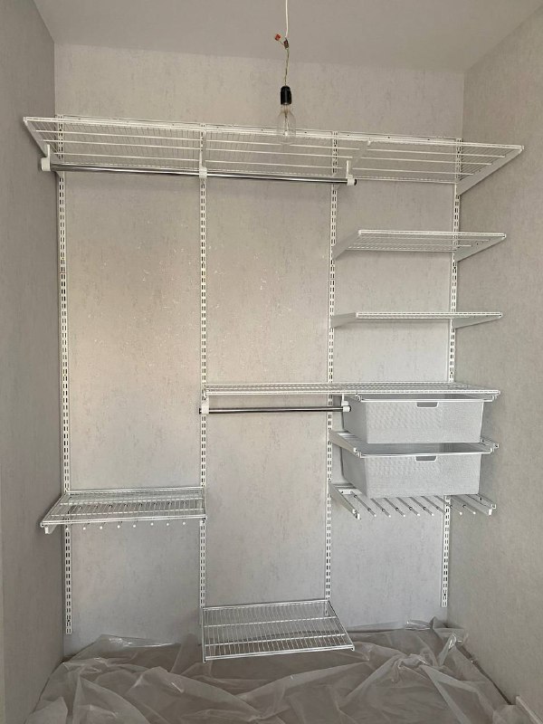 Белая прямая гардеробная с выдвижными корзинами, ~1,8×1,2 м, фото 1
