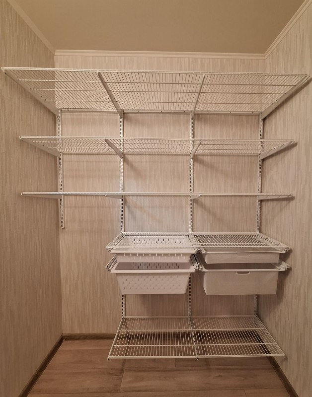 Белая прямая гардеробная с выдвижными корзинами, ~1,8×1,5 м, фото 1