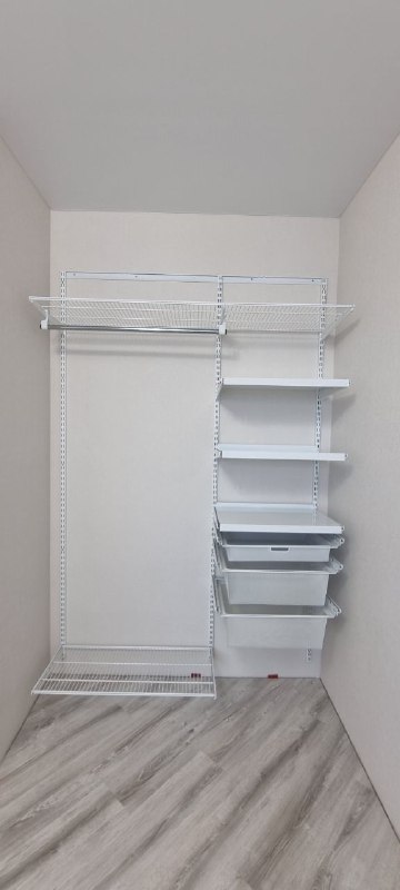 Белая прямая гардеробная с выдвижными корзинами, ~1,8×1,5 м, фото 1