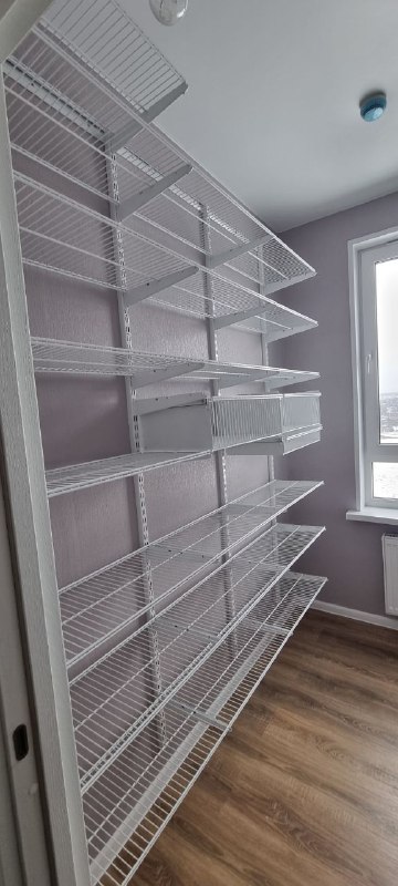 Белая прямая гардеробная с выдвижными корзинами, ~2,2×2,5 м, фото 1