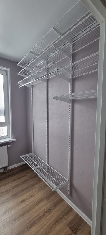 Белая прямая гардеробная с выдвижными корзинами, ~2,2×2,5 м, фото 2