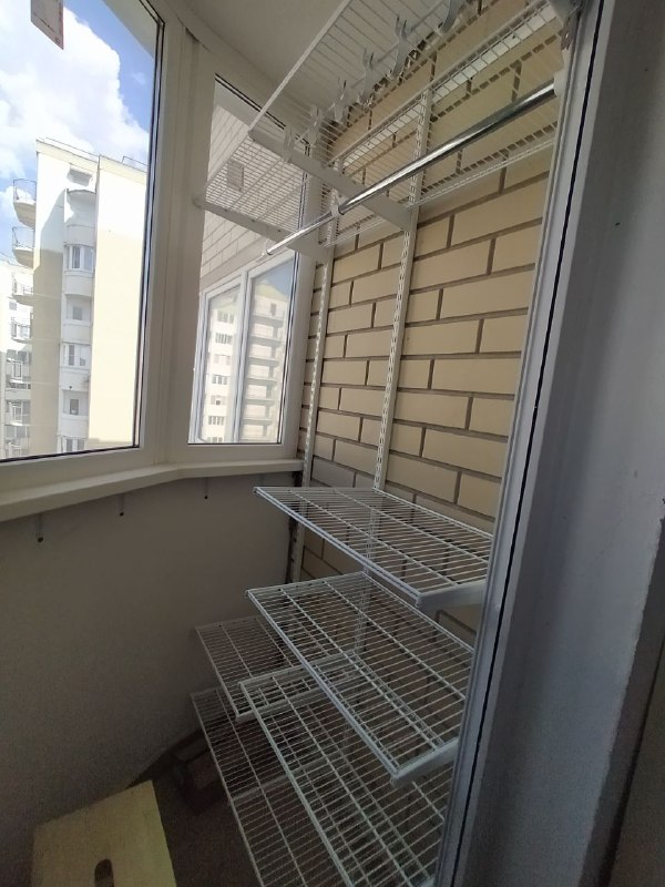 Белая прямая гардеробная с выдвижными корзинами, ~1,8×1,2 м, фото 1