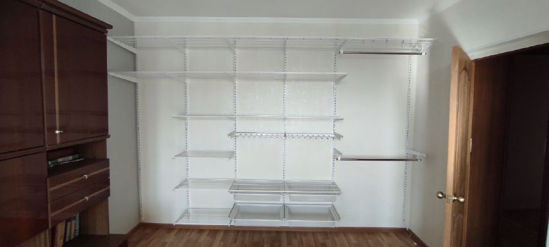 Белая прямая гардеробная с выдвижными корзинами, ~3×2,5 м, фото 1