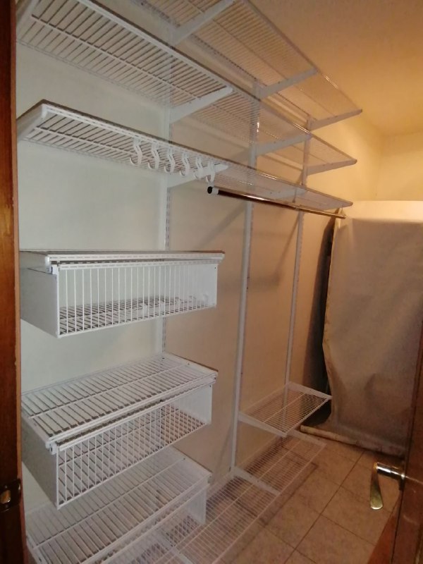 Белая прямая гардеробная с выдвижными корзинами, ~1,5×2,2 м, фото 1