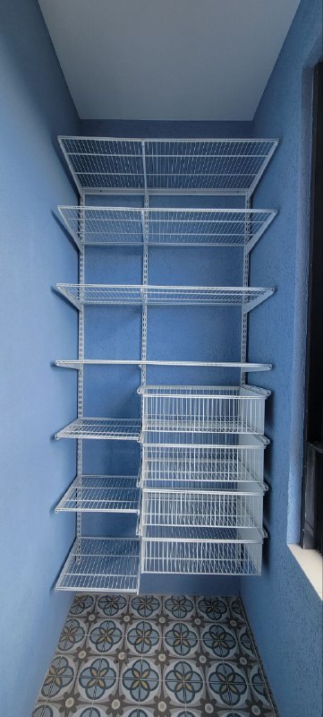 Белая прямая гардеробная с выдвижными корзинами, ~1,2×1,5 м, фото 1
