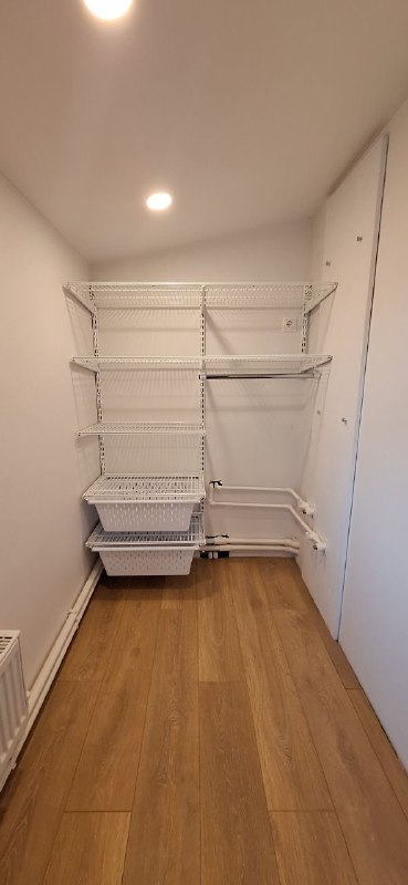 Белая прямая гардеробная с выдвижными корзинами, ~1,8×2,5 м, фото 1