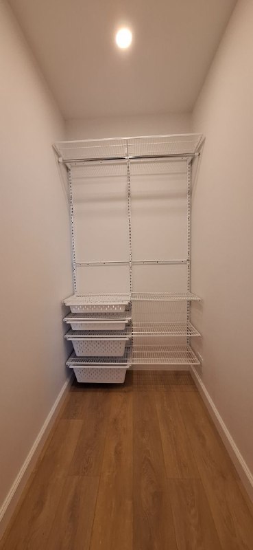 Белая прямая гардеробная с выдвижными корзинами, ~1,8×2,5 м, фото 2