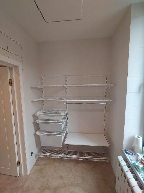 Белая прямая гардеробная с выдвижными корзинами, ~1,8×2,2 м, фото 2