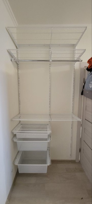 Белая прямая гардеробная с выдвижными корзинами, ~1,2×1,6 м, фото 1