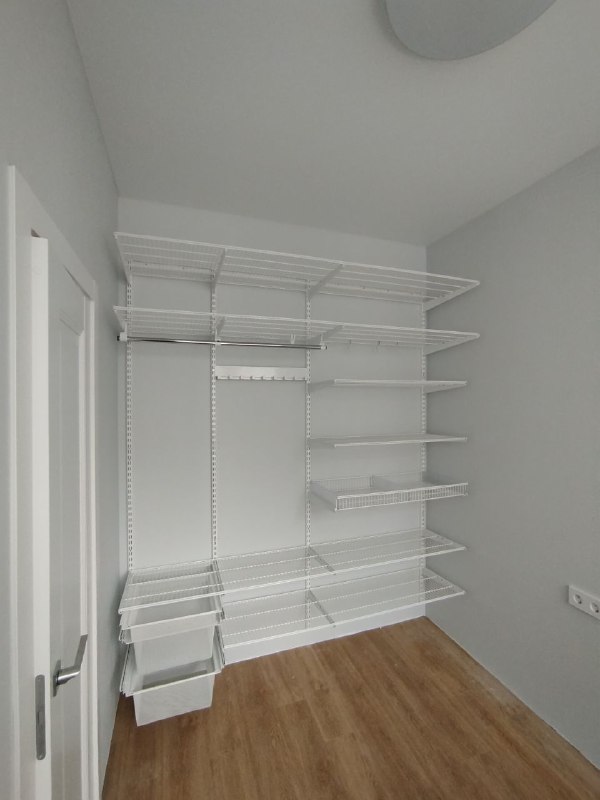 Белая прямая гардеробная с выдвижными корзинами, ~2,4×1,8 м, фото 2