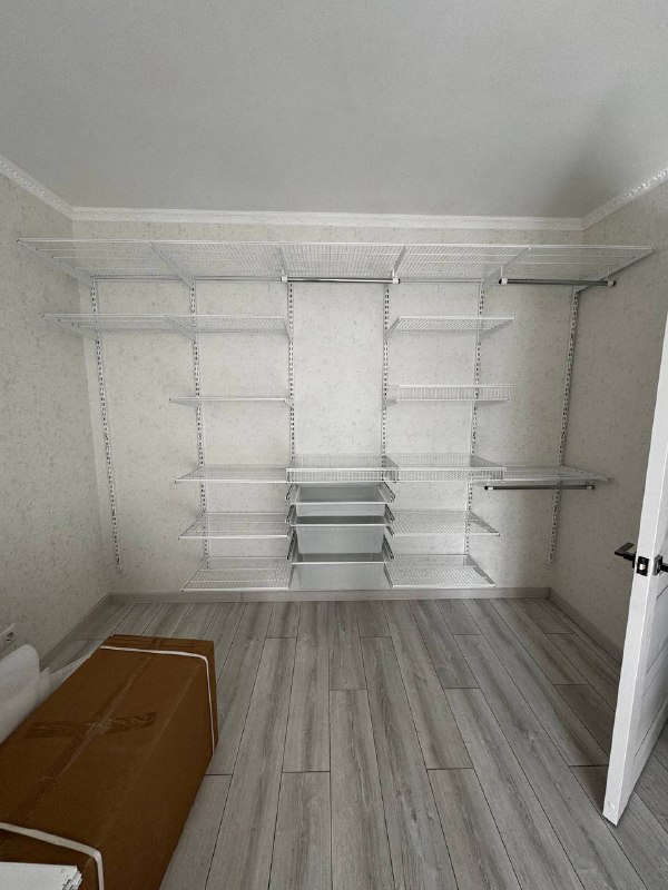 Белая прямая гардеробная с выдвижными корзинами, ~2,8×2,5 м, фото 1