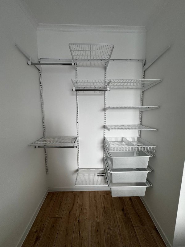 Белая прямая гардеробная с выдвижными корзинами, ~1,7×1,4 м, фото 1