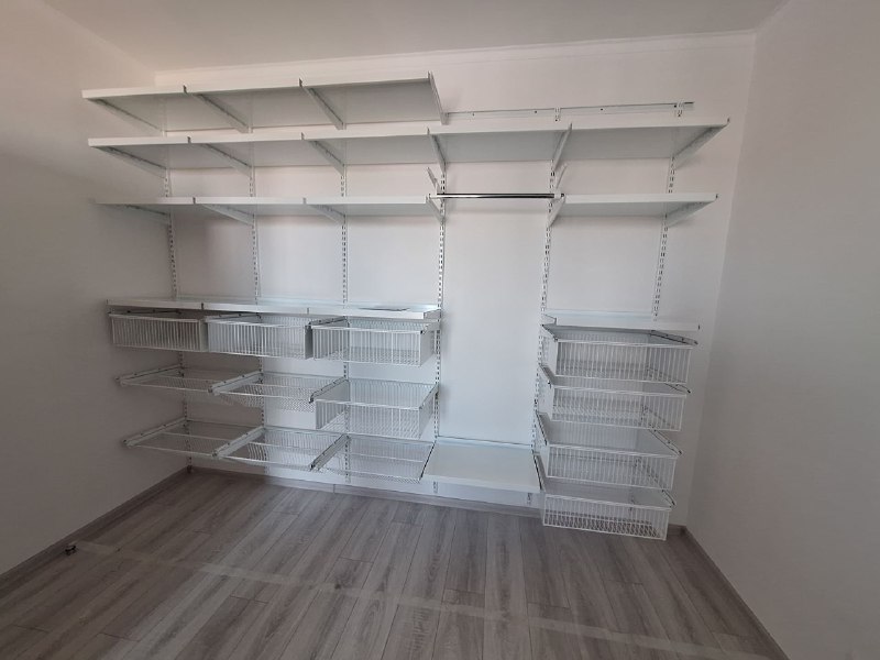 Белая прямая гардеробная с выдвижными корзинами, ~3,2×2,8 м, фото 1