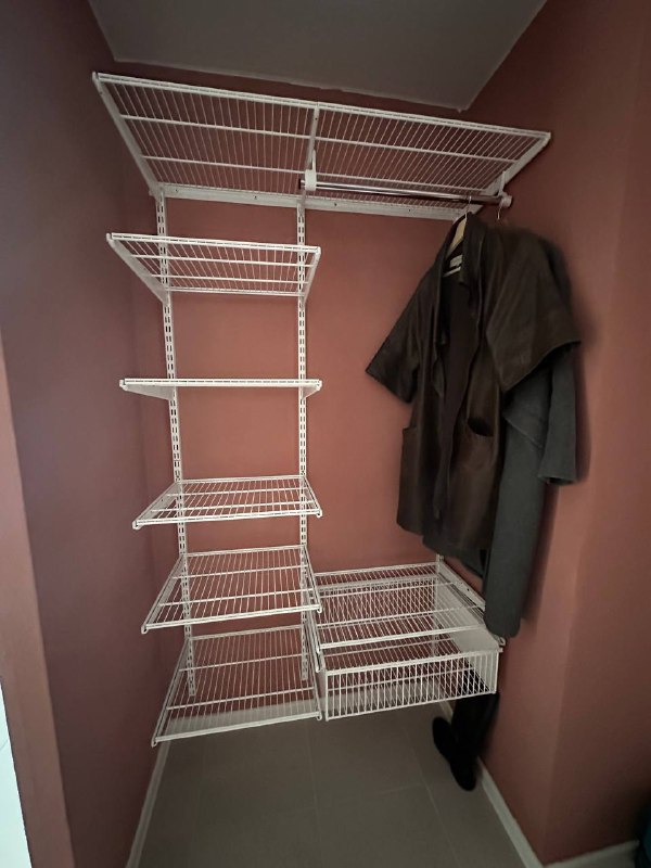 Белая прямая гардеробная с выдвижными корзинами, ~1,2×1,4 м, фото 1