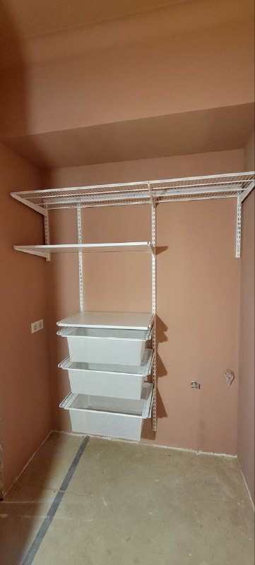 Белая прямая гардеробная с выдвижными корзинами, ~1,5×1,5 м, фото 1