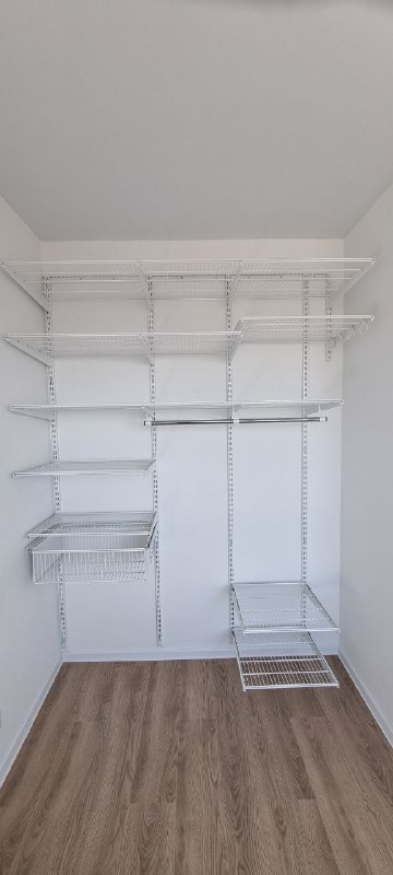 Белая прямая гардеробная с выдвижными корзинами, ~2×1,9 м, фото 1