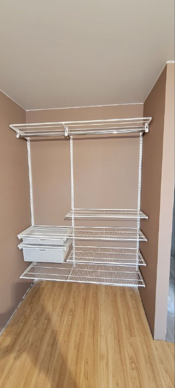 Белая прямая гардеробная с выдвижными корзинами, ~1,8×1,5 м, фото 1