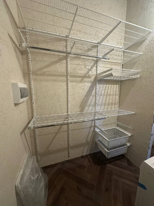 Белая прямая гардеробная с выдвижными корзинами, ~1,8×1,7 м, фото 1