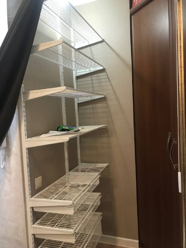 Белая прямая гардеробная с выдвижными корзинами, ~1,2×1,8 м, фото 1