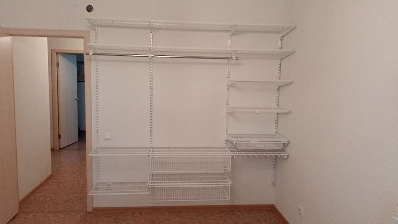 Белая прямая гардеробная с выдвижными корзинами, фото 1