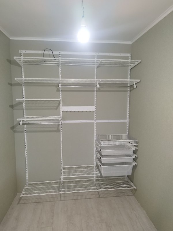 Белая прямая гардеробная с выдвижными корзинами, ~2,1×2 м, фото 1