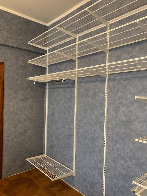 Белая прямая гардеробная с выдвижными корзинами, ~3×2,5 м, фото 1