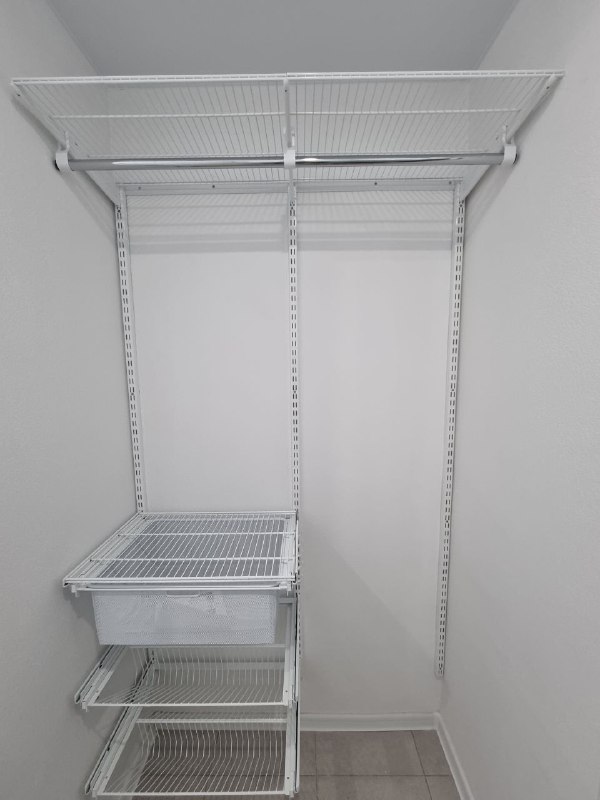 Белая прямая гардеробная с выдвижными корзинами, ~1,2×1,2 м, фото 1