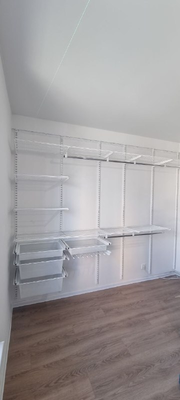 Белая прямая гардеробная с выдвижными корзинами, ~3×2,2 м, фото 1