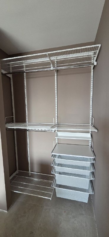 Белая прямая гардеробная с выдвижными корзинами, ~1,8×1 м, фото 1