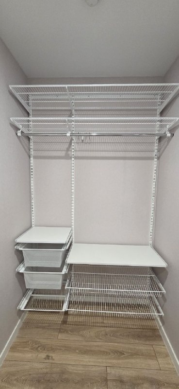 Белая прямая гардеробная с выдвижными корзинами, ~1,5×1 м, фото 1