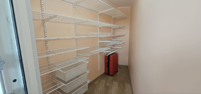 Белая прямая гардеробная с выдвижными корзинами, фото 1