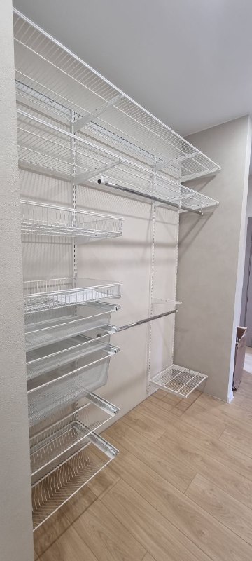 Белая прямая гардеробная с выдвижными корзинами, ~2,2×1,5 м, фото 1