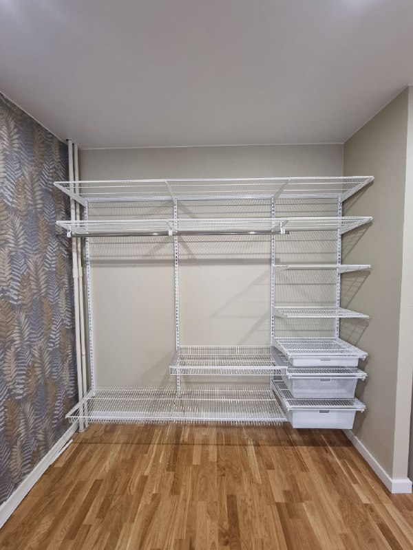 Белая прямая гардеробная с выдвижными корзинами, ~2,8×2,5 м, фото 1