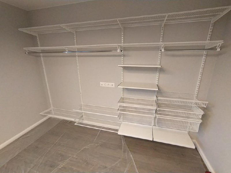 Белая прямая гардеробная с выдвижными корзинами, ~3×2,5 м, фото 1