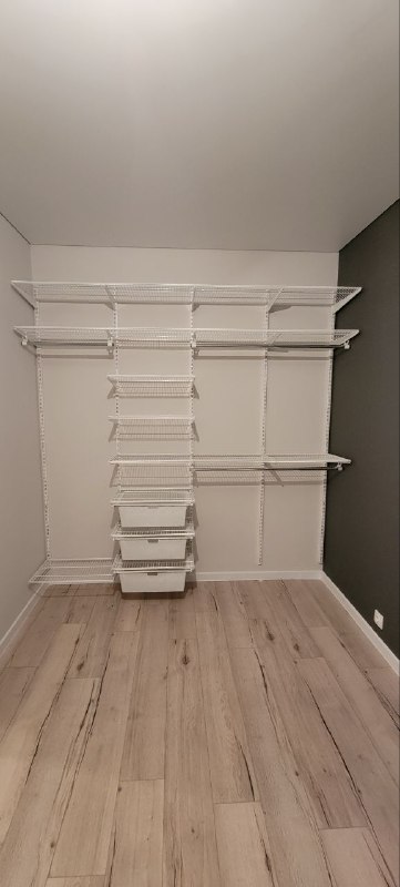 Белая прямая гардеробная с выдвижными корзинами, ~2,2×2,1 м, фото 1