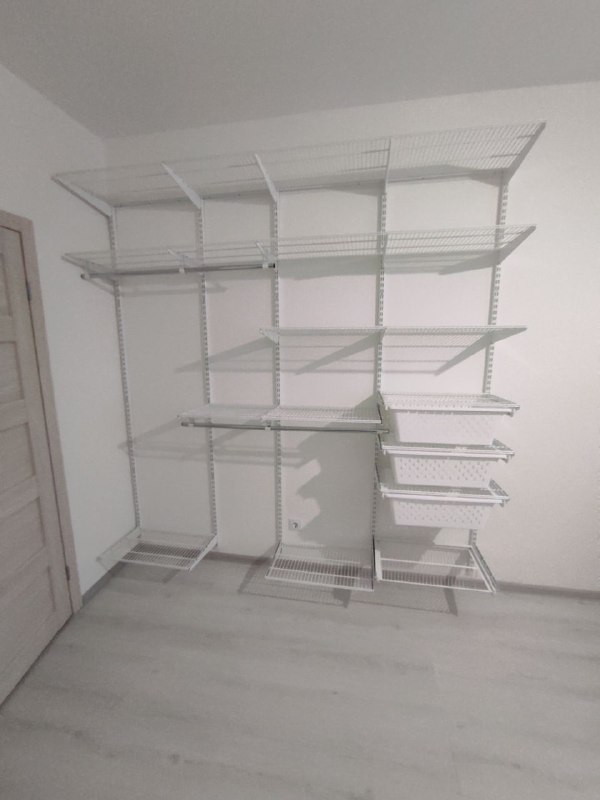 Белая прямая гардеробная с выдвижными корзинами, ~3×2,5 м, фото 1
