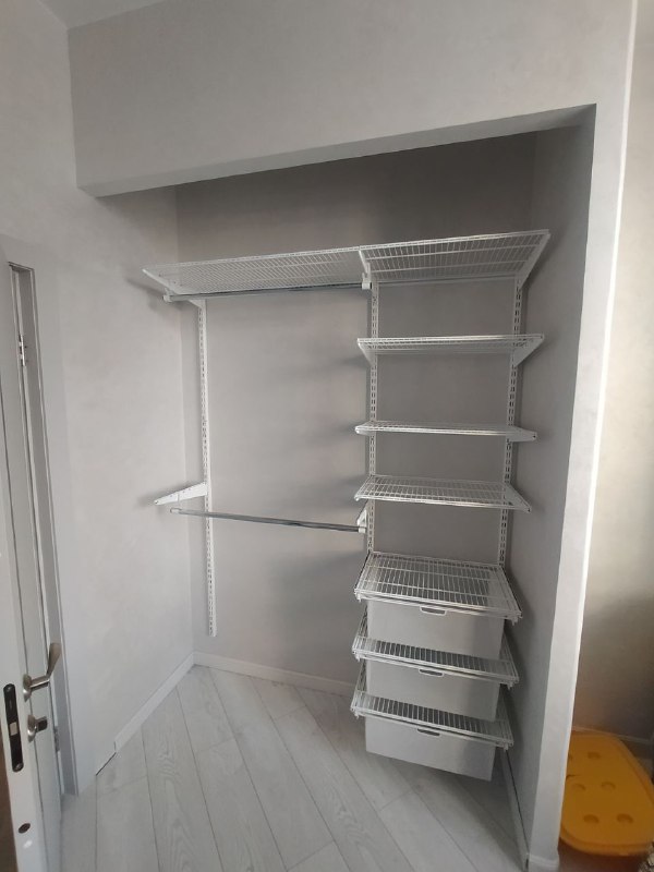 Белая прямая гардеробная с выдвижными корзинами, ~1,5×1,2 м, фото 1