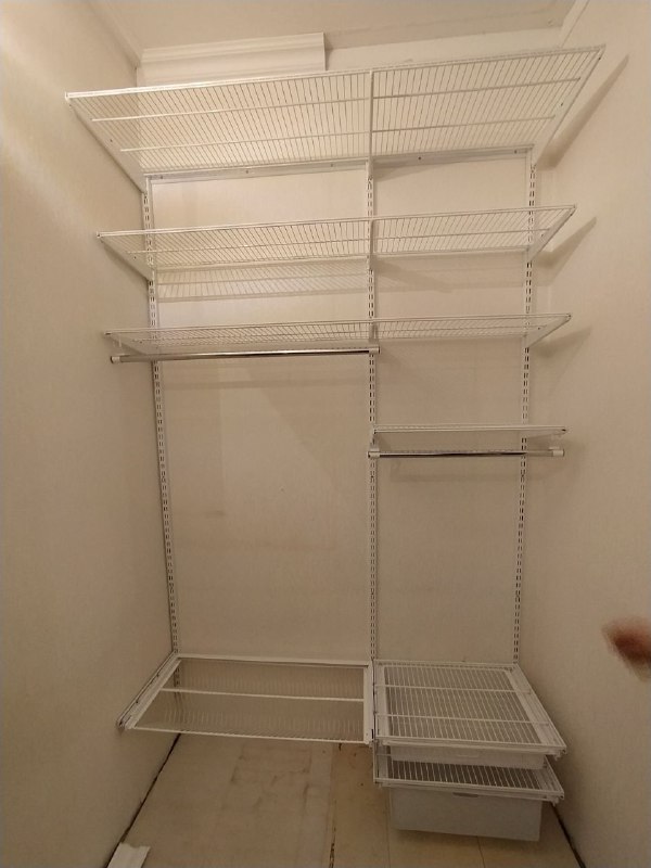 Белая прямая гардеробная с выдвижными корзинами, ~1,2×1,5 м, фото 1