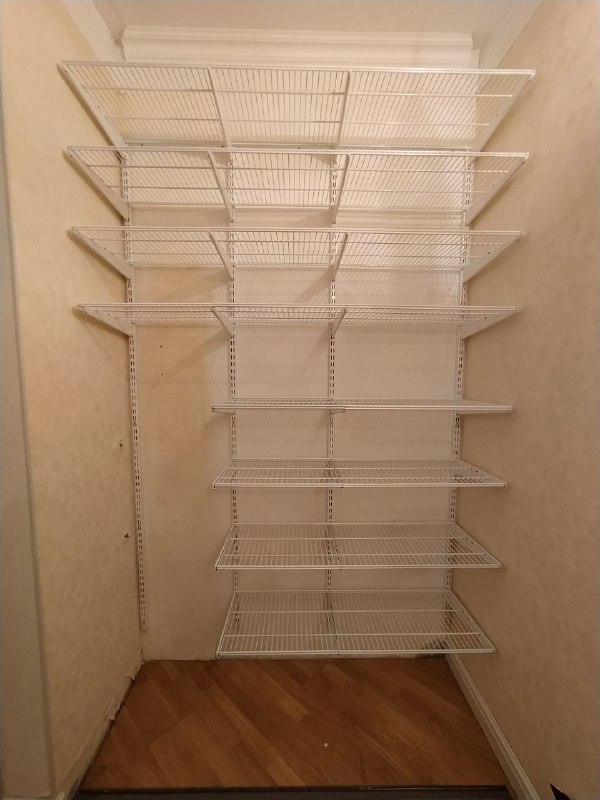Белая прямая гардеробная с выдвижными корзинами, ~1,2×1,5 м, фото 2