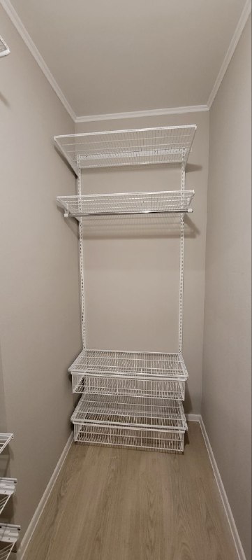 Белая прямая гардеробная с выдвижными корзинами, ~1×2 м, фото 2